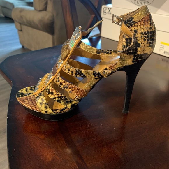 Sandals - Picture 3 of 6